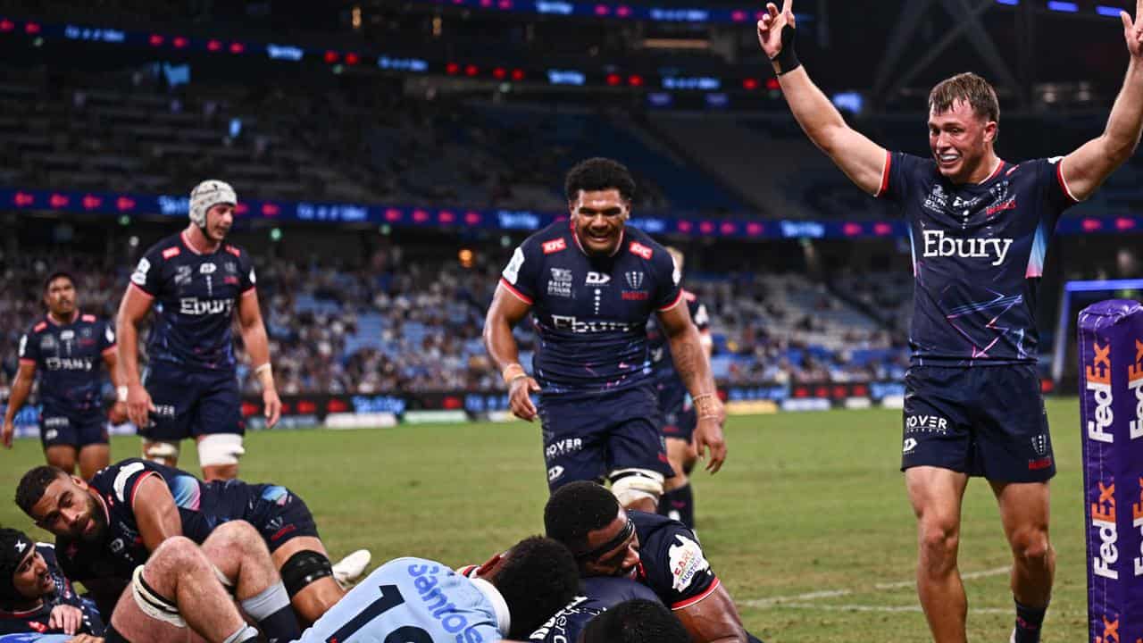 Taniela Tupou scores in the corner.