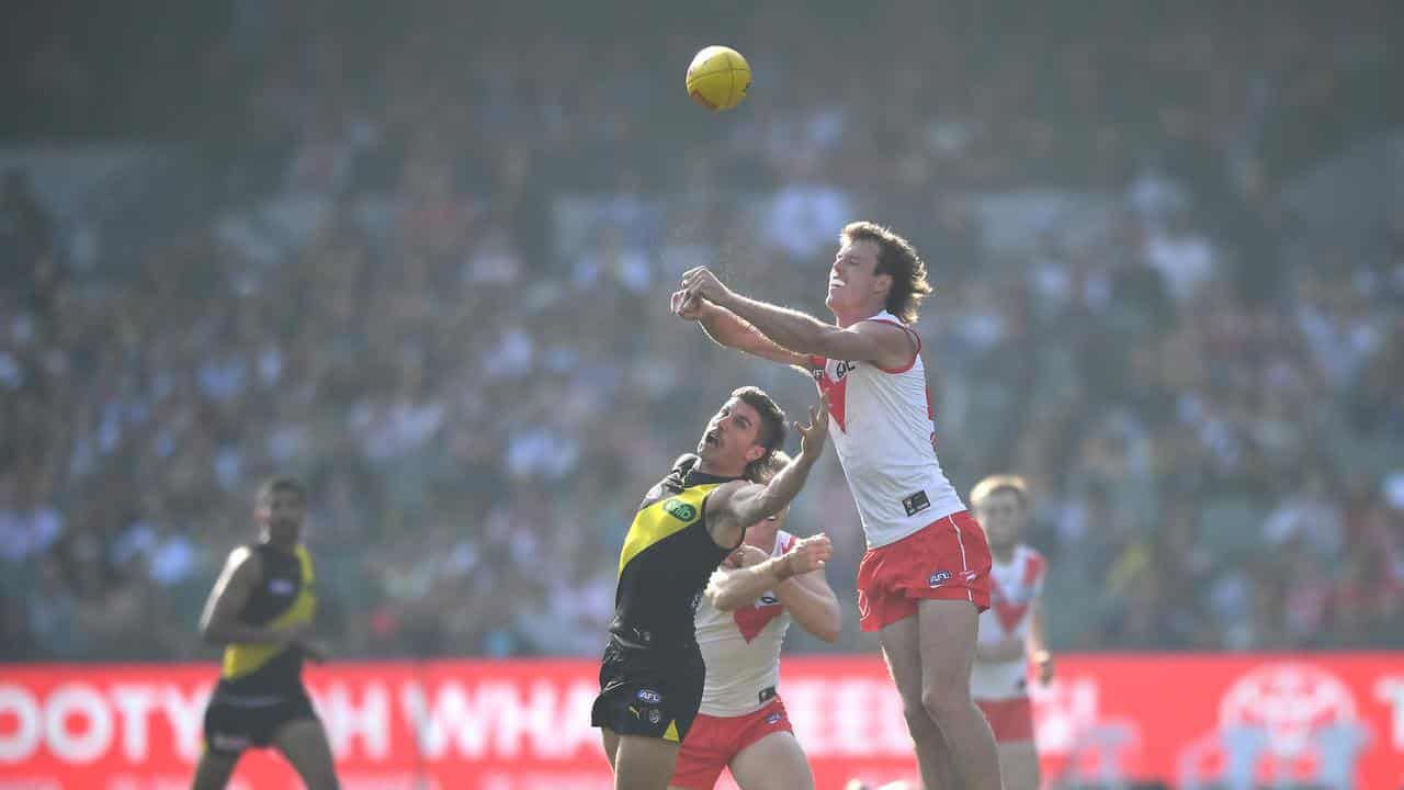 Liam Baker of Richmond and Nick Blakey compete for possession.