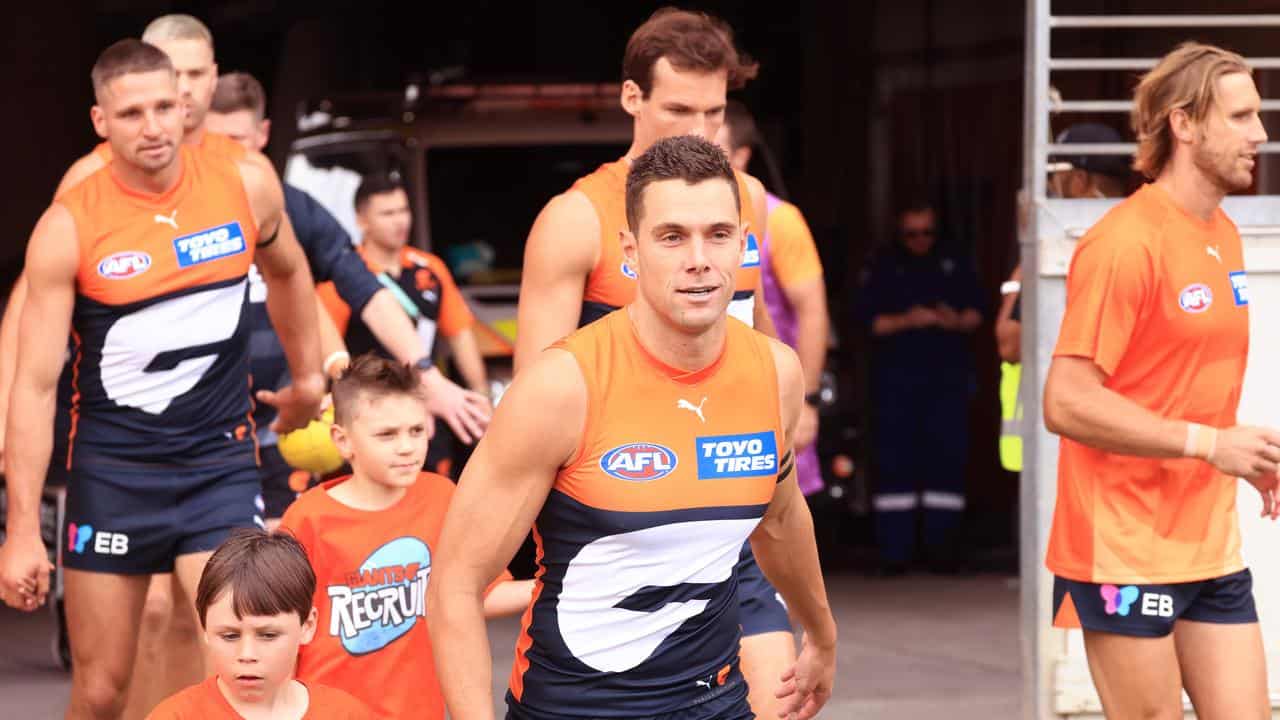 Josh Kelly (centre)