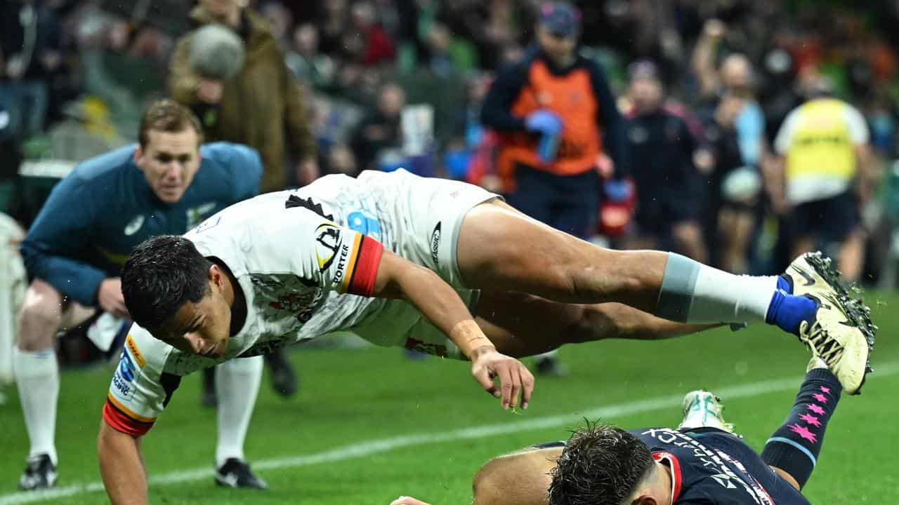 Lachie Anderson scores a try.