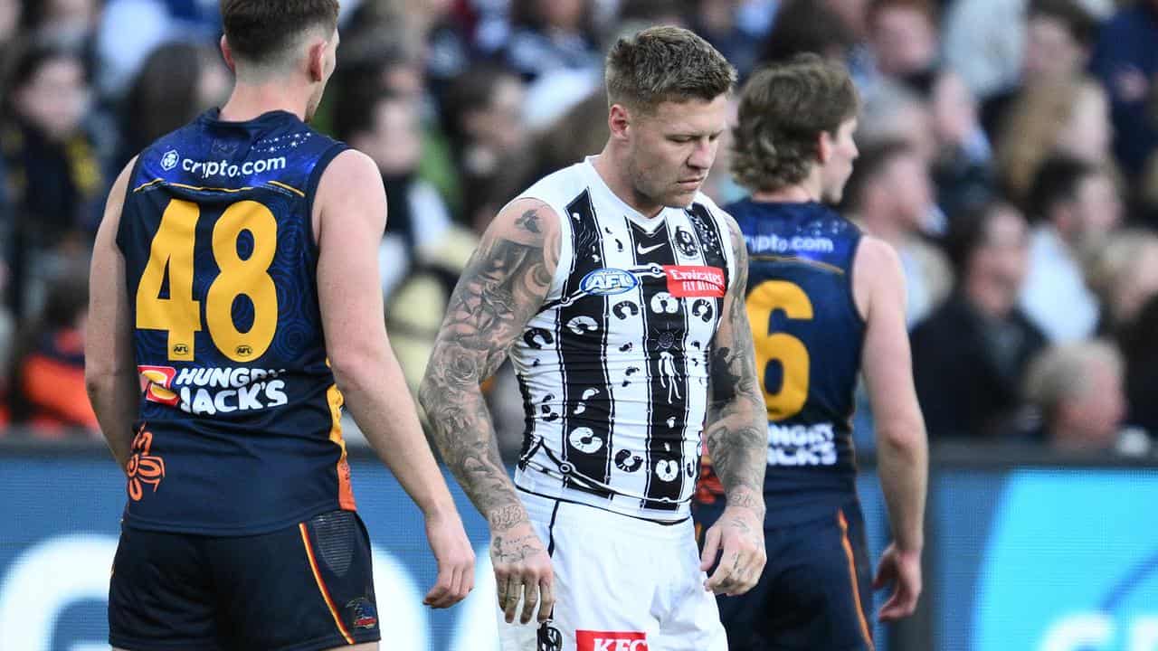 Magpie Jordan De Goey (centre).