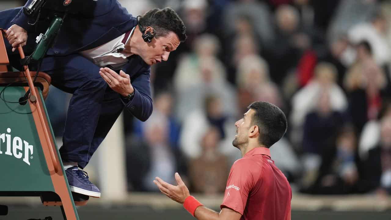 Djokovic complains to umpire 