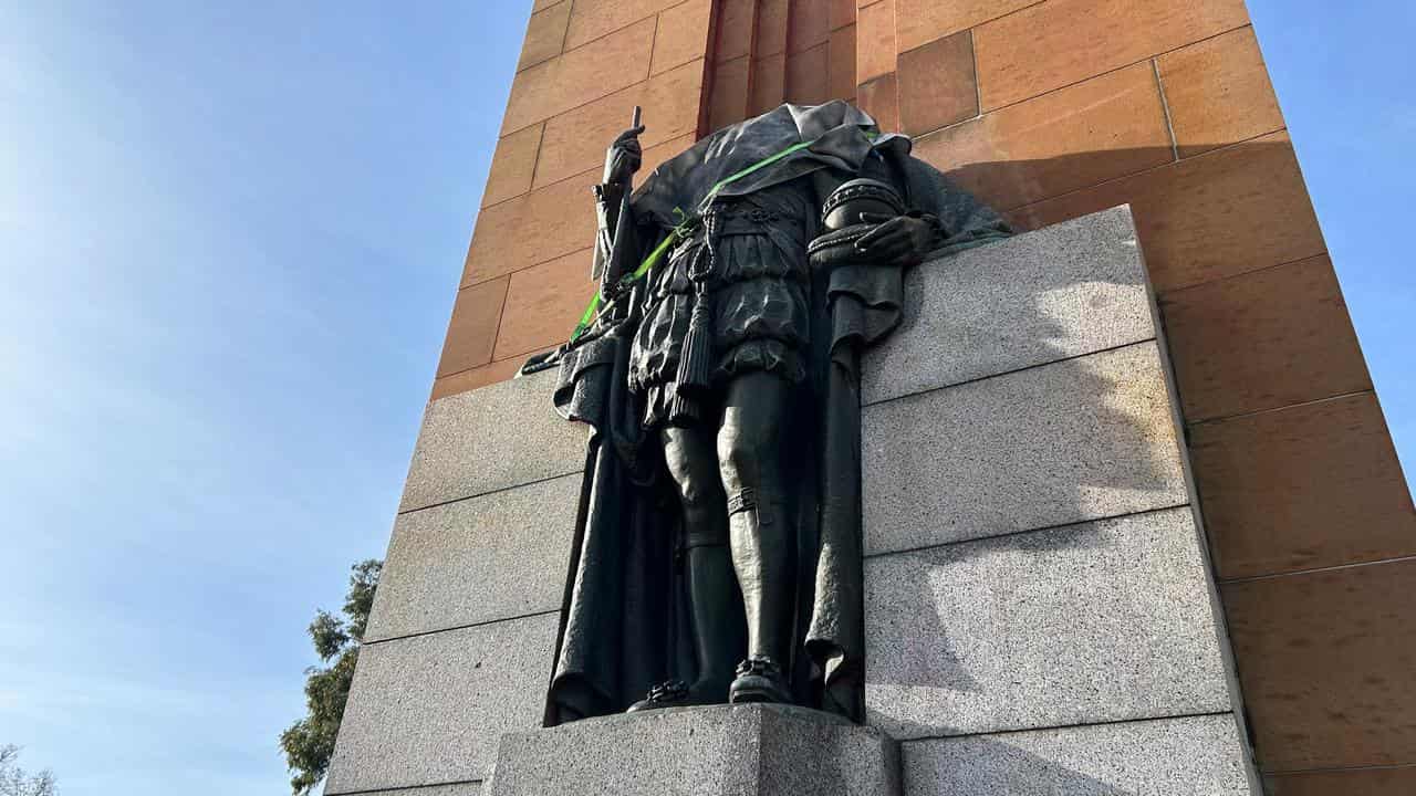 The beheaded statue of King George V