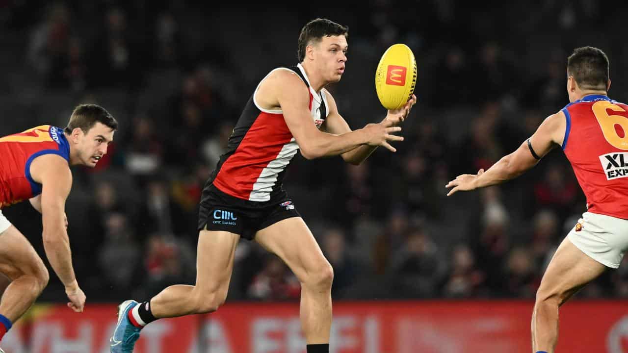 St Kilda's Marcus Windhager (centre).