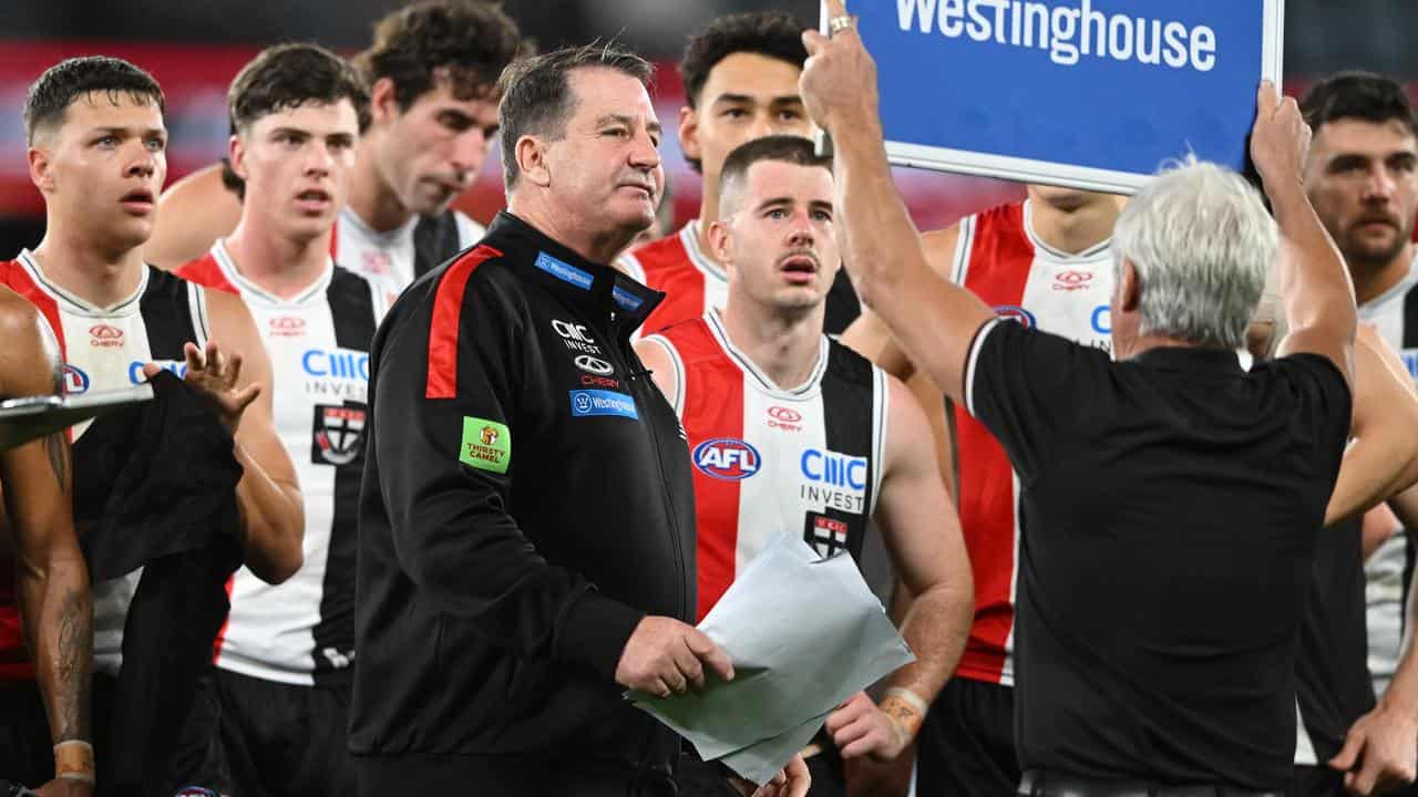 St Kilda coach Ross Lyon (centre).