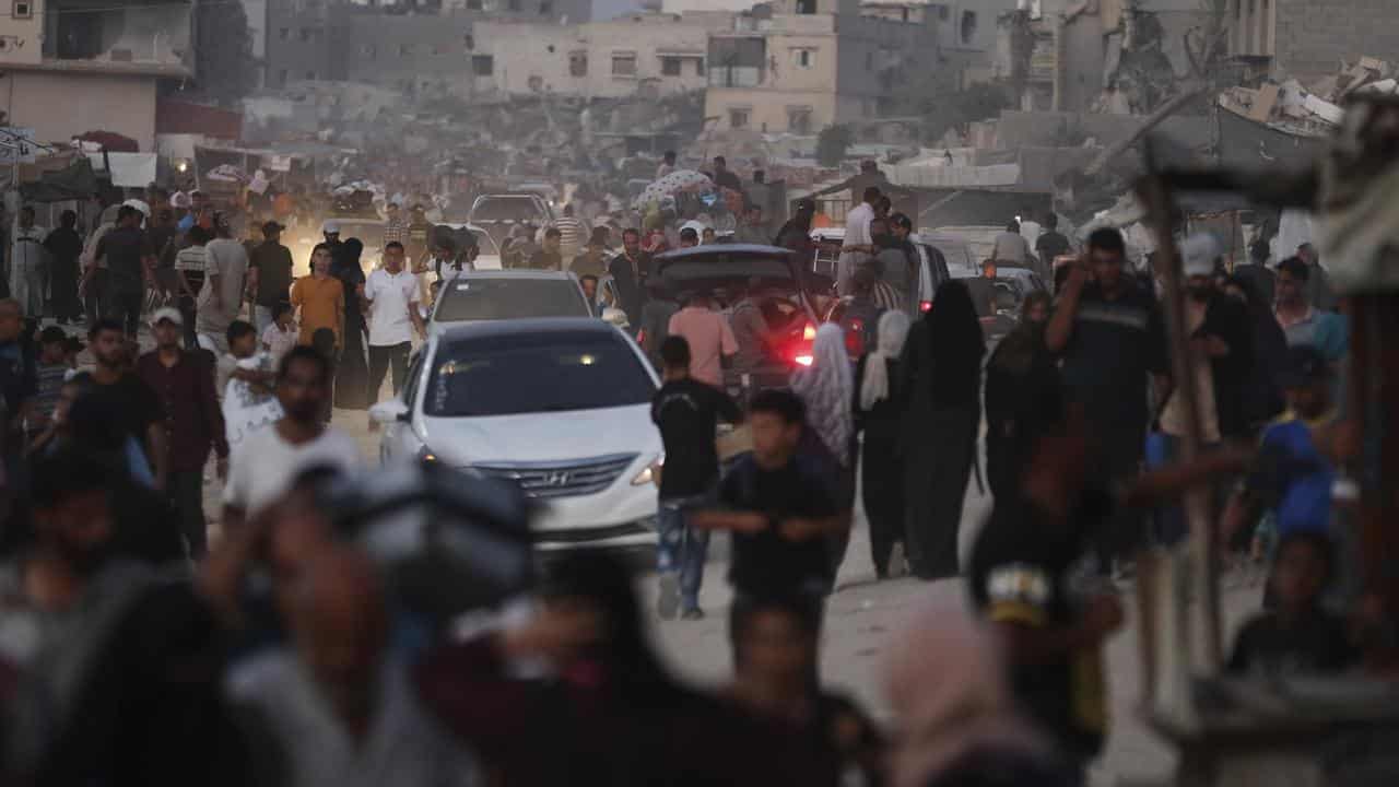 Palestinians flee from parts of Khan Younis in the Gaza Strip