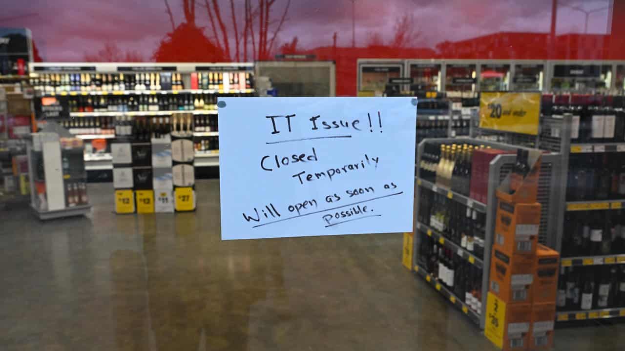 A sign notifies customers of a temporary closure due to IT issues