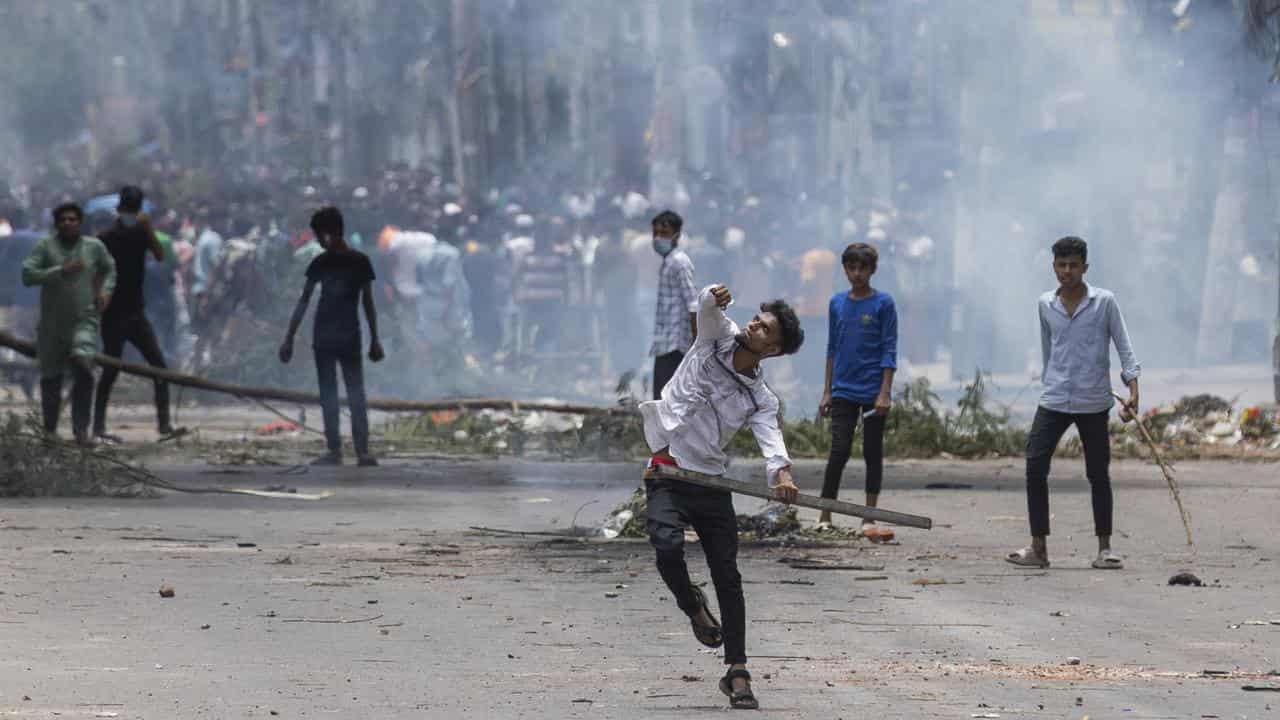 Protesters clash with police in Dhaka, Bangladesh