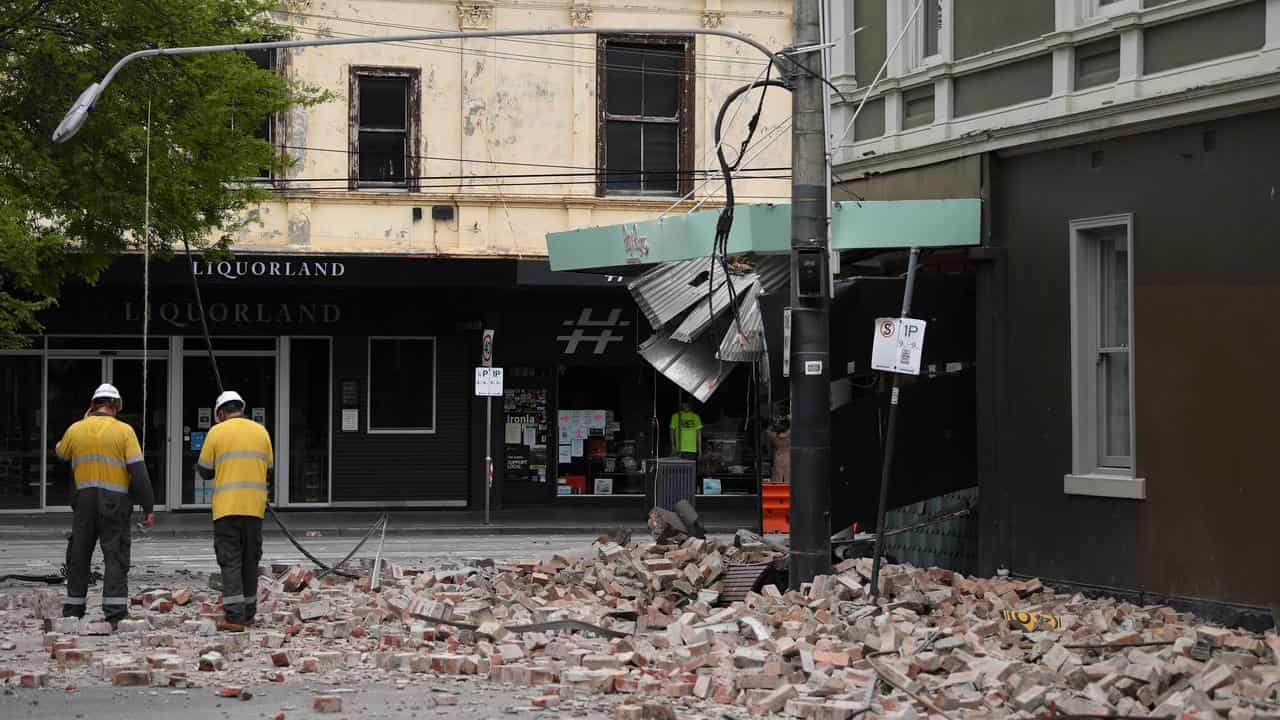 Emergency workers at a Melbourne building damaged by an quake in 2021