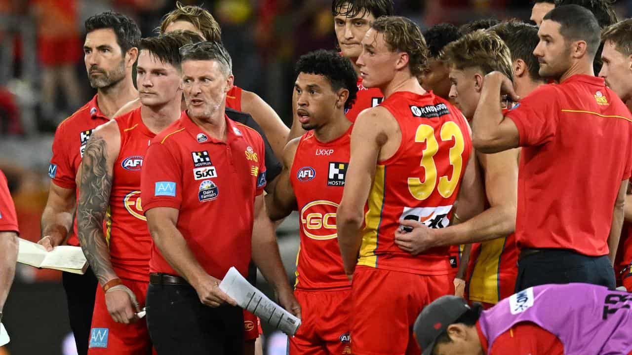 Damien Hardwick talks to his Gold Coast side.