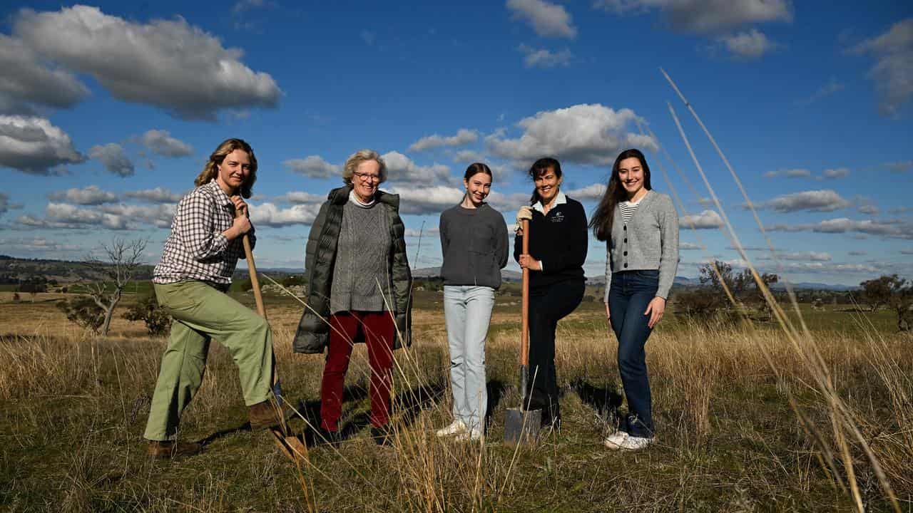 Landcare volunteer Louise Hufton (2nd left) with the volunteers.