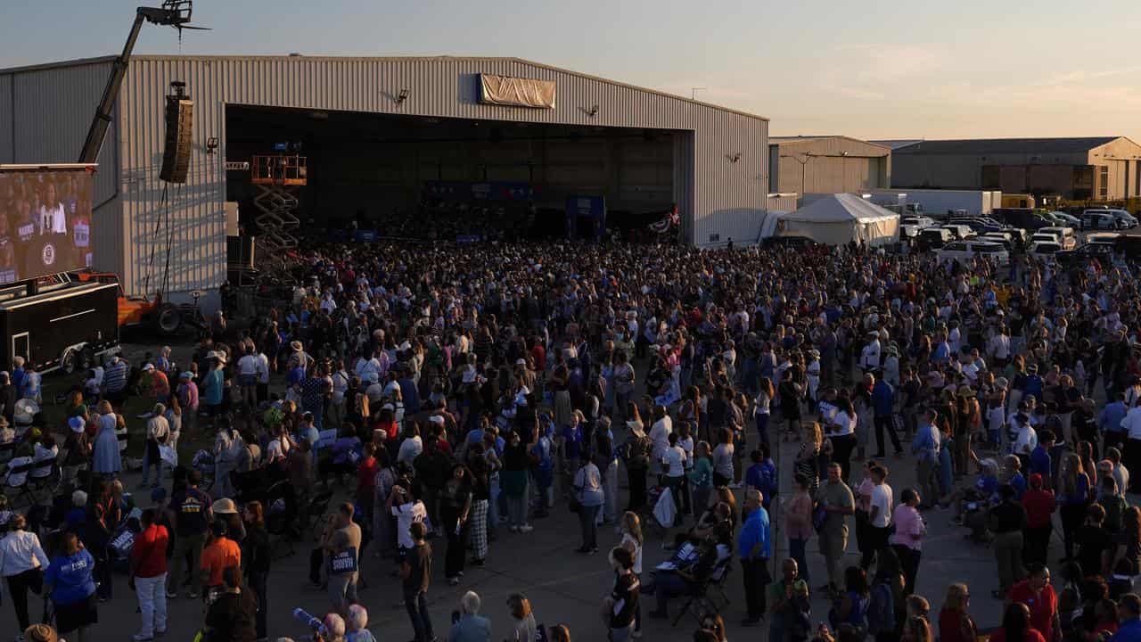 Crowd at Harris rally, Romulus Michigan.