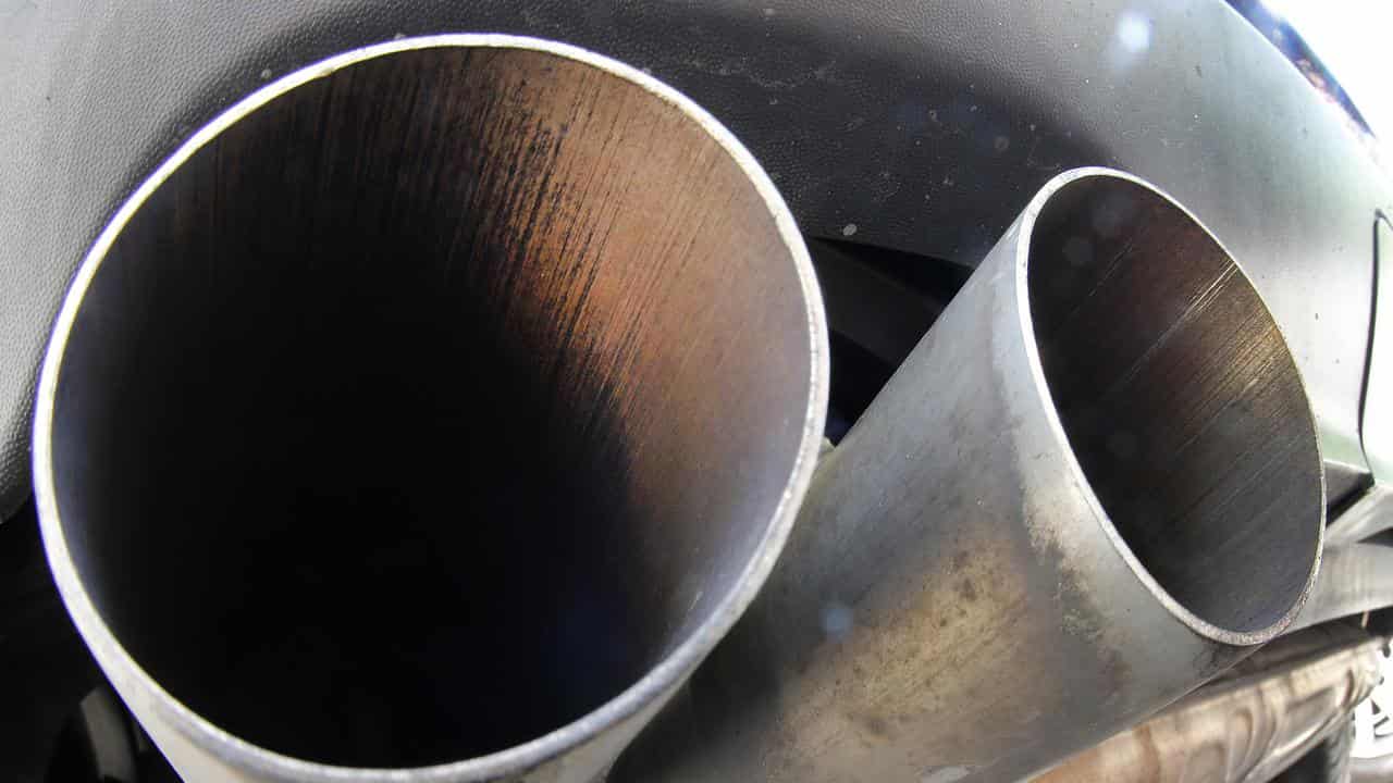 exhaust pipes 