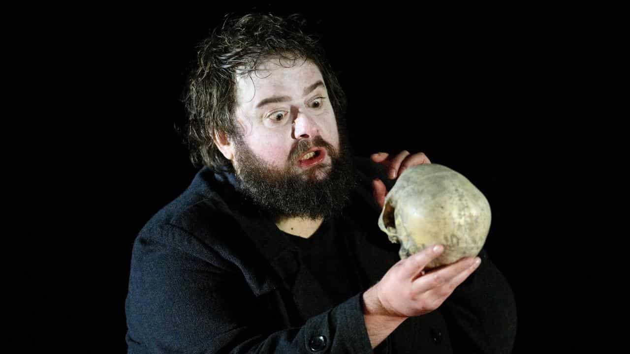 Allan Clayton performs the role of Hamlet.