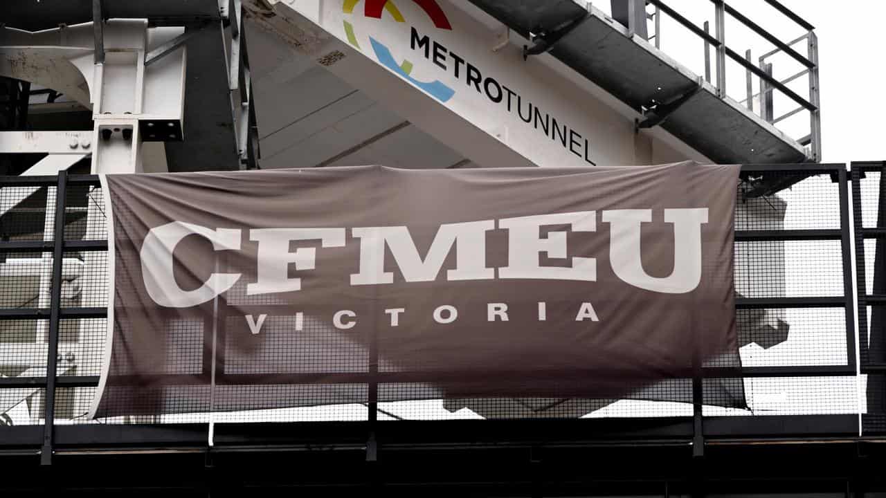 A CFMEU banner on the Metro Tunnel building site