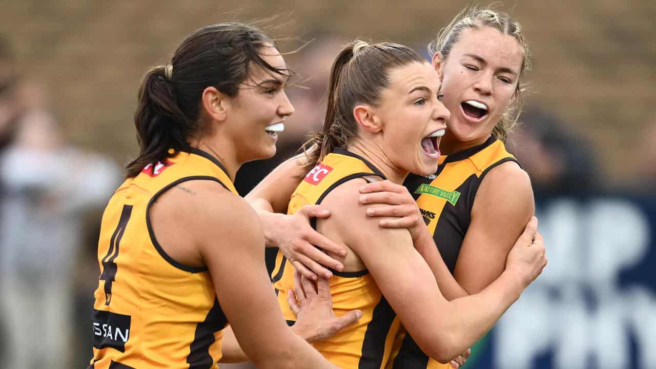 Hawthorn's Aileen Gilroy (centre).