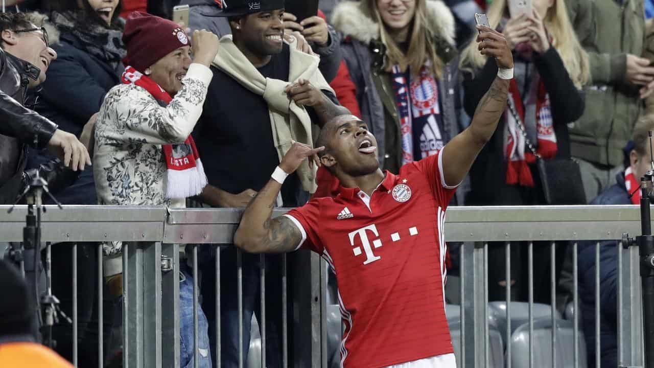 Douglas Costa.