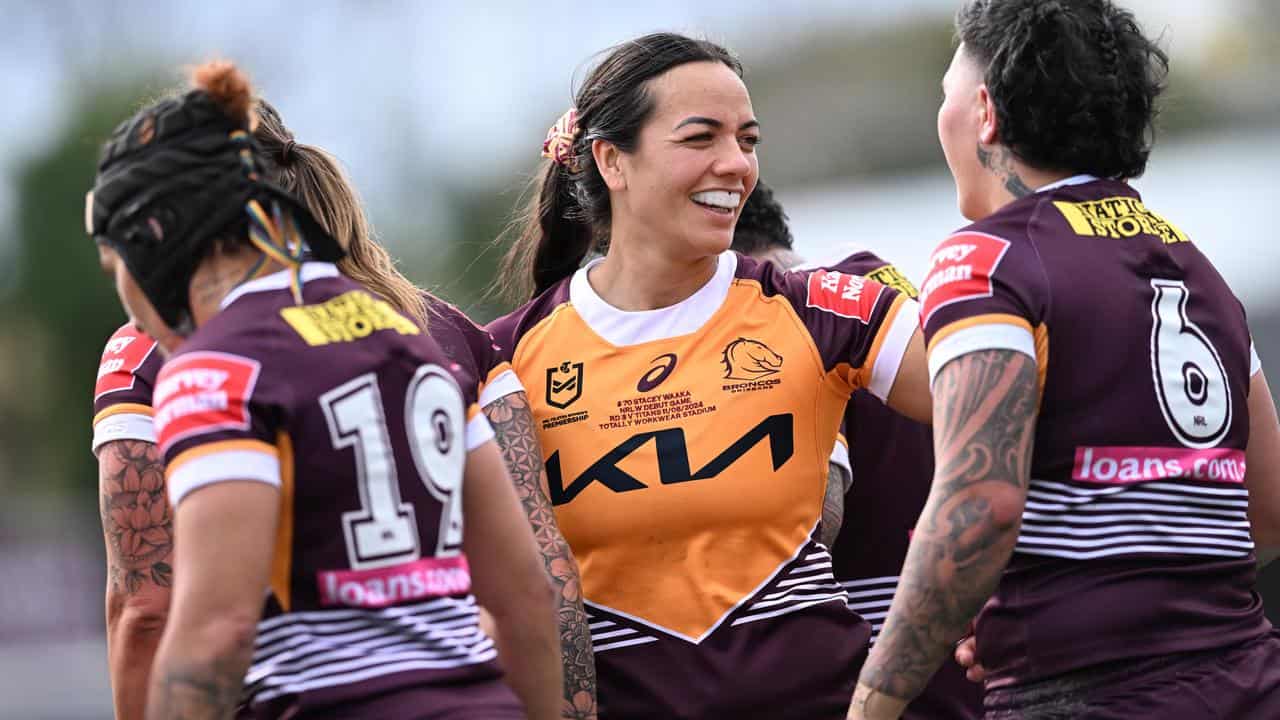 NZ international Stacey Waaka (centre).