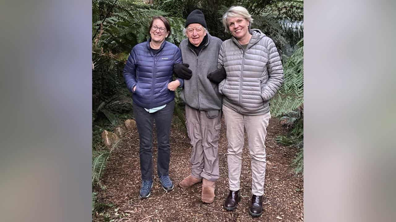 Peter Pigott with Susan Templeman (left) and Tanya Plibersek (right)