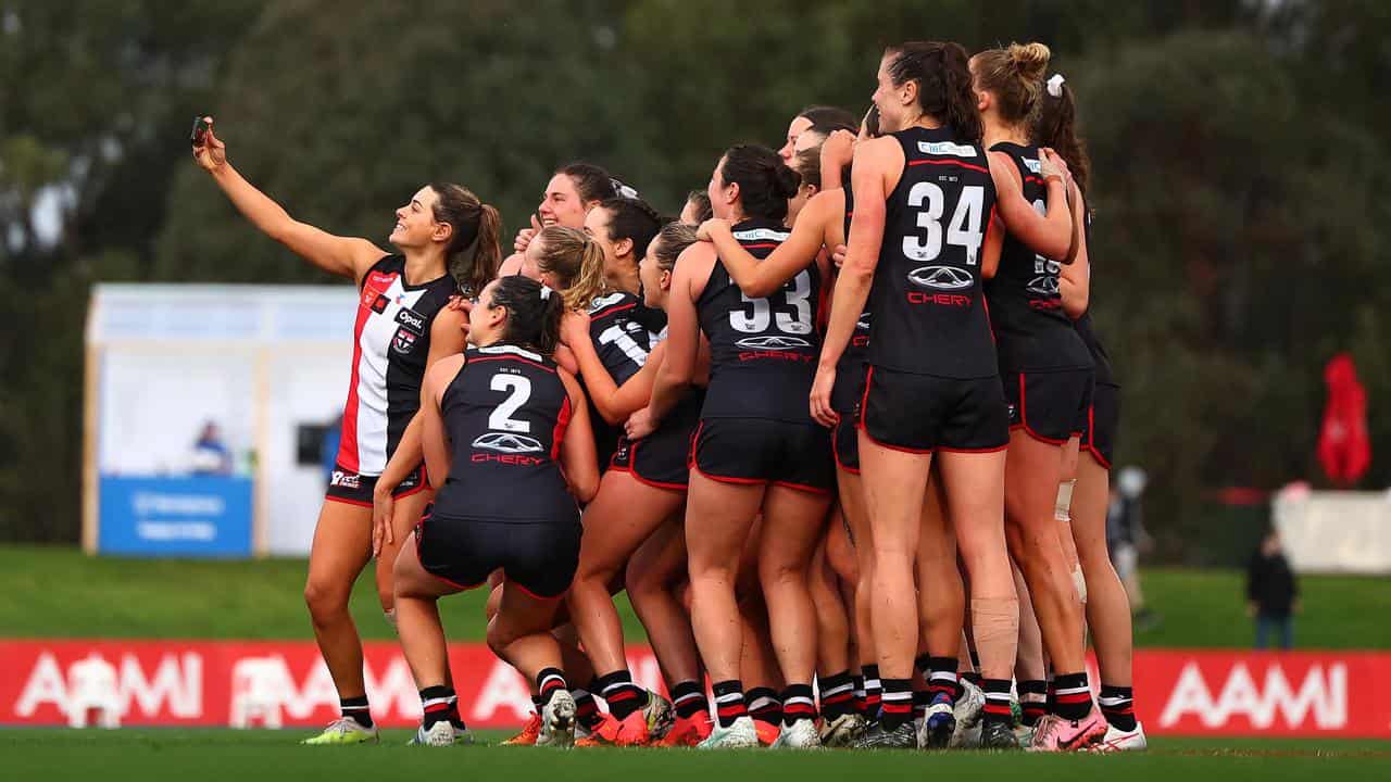 St Kilda players take a celebratory selfie.