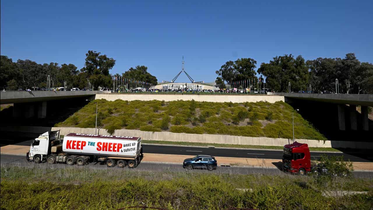 Farmer truck convoy passes Parliament House