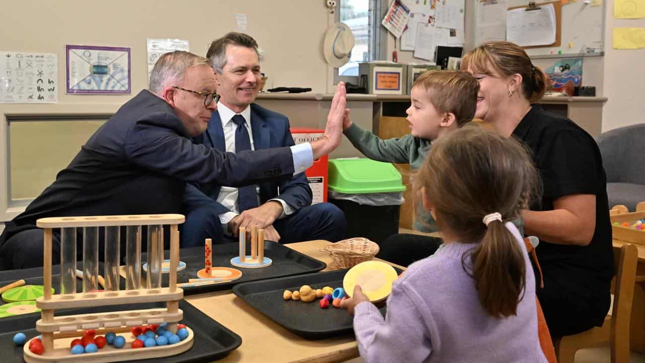 Anthony Albanese and Jason Clare at a learning centre (file image)