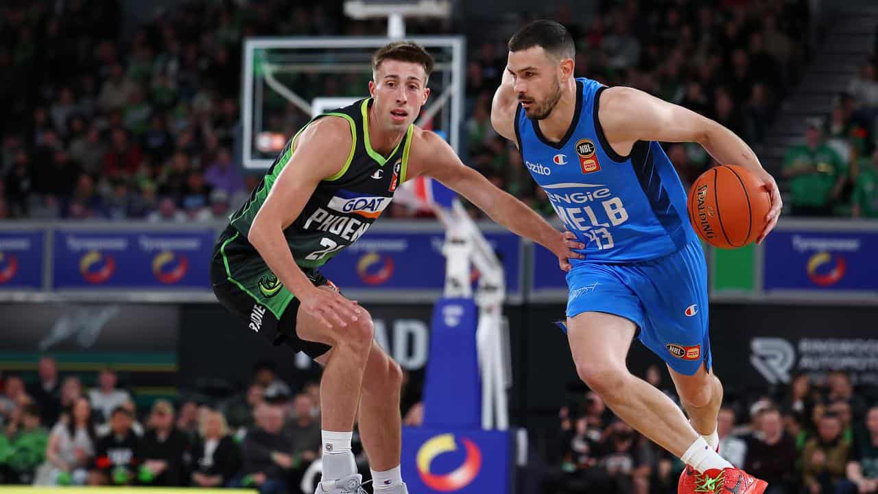 Melbourne United's Chris Goulding (right).