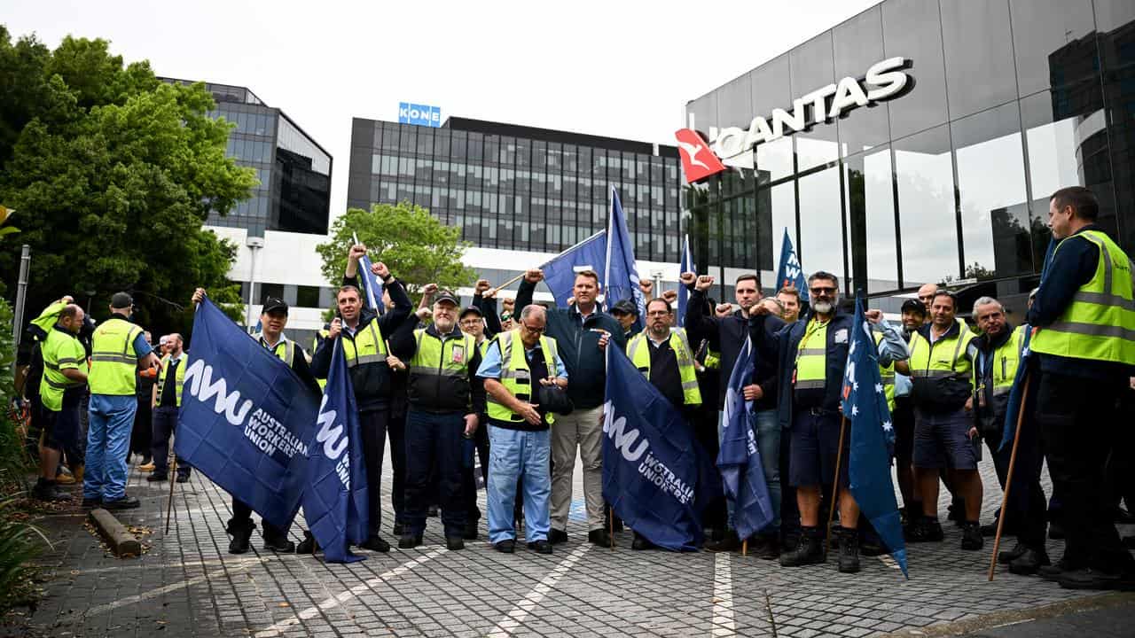 Qantas engineers and supporters