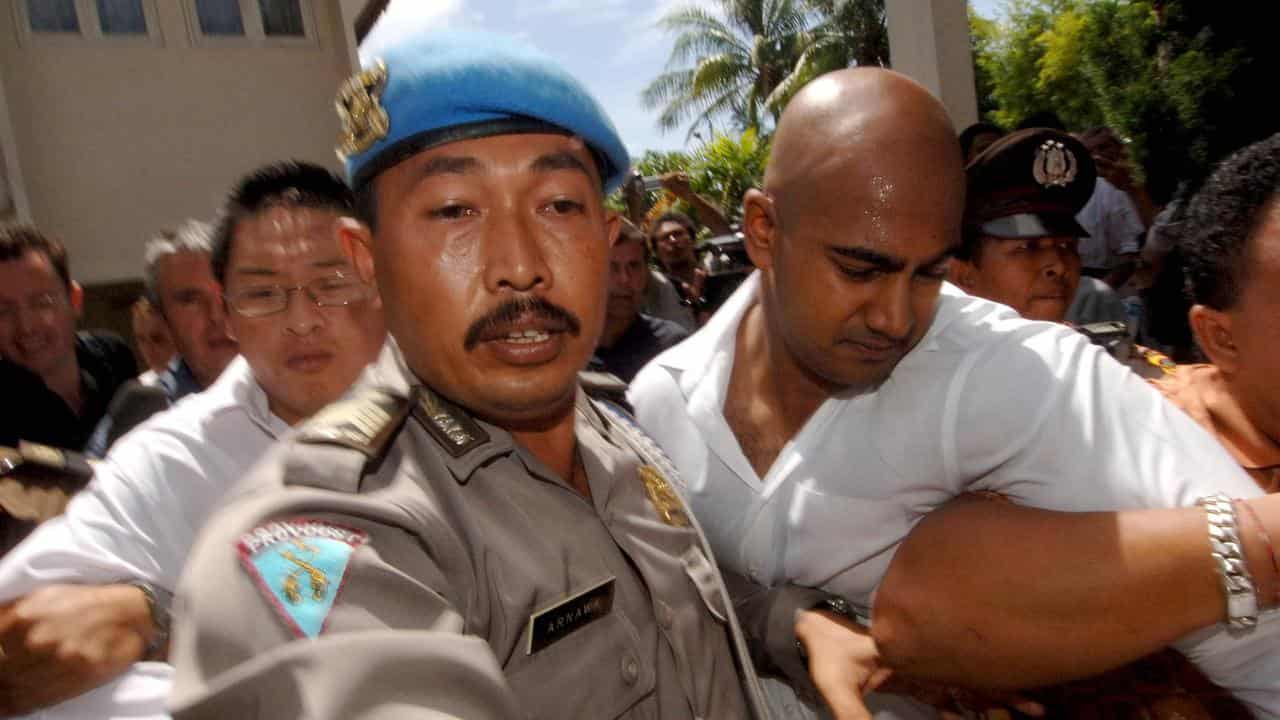 Myuran Sukumaran and Andrew Chan (left) arriving at Denpasar Court