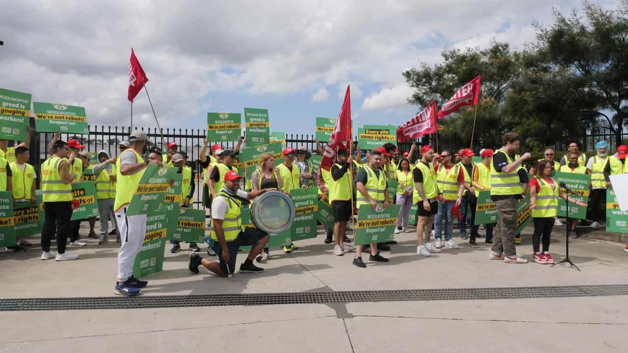 Woolies strikers