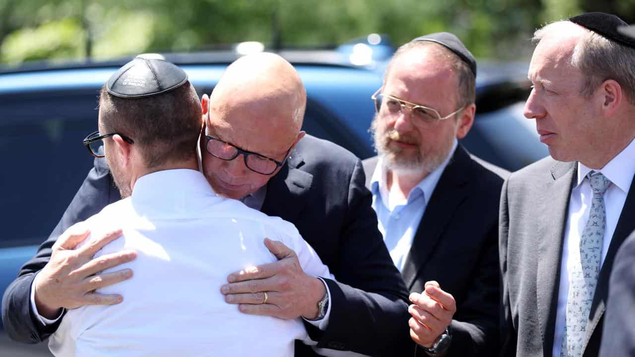 Peter Dutton embraces Rabbi