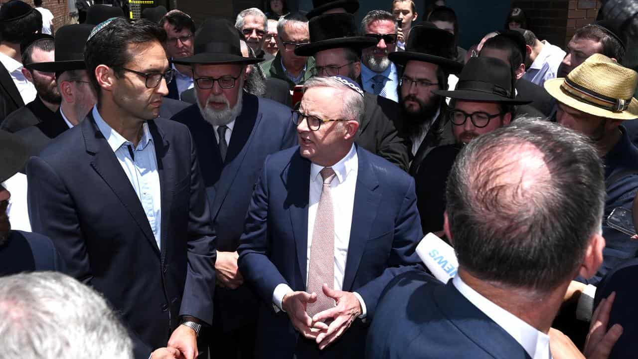 Anthony Albanese visits the Adass Israel Synagogue.