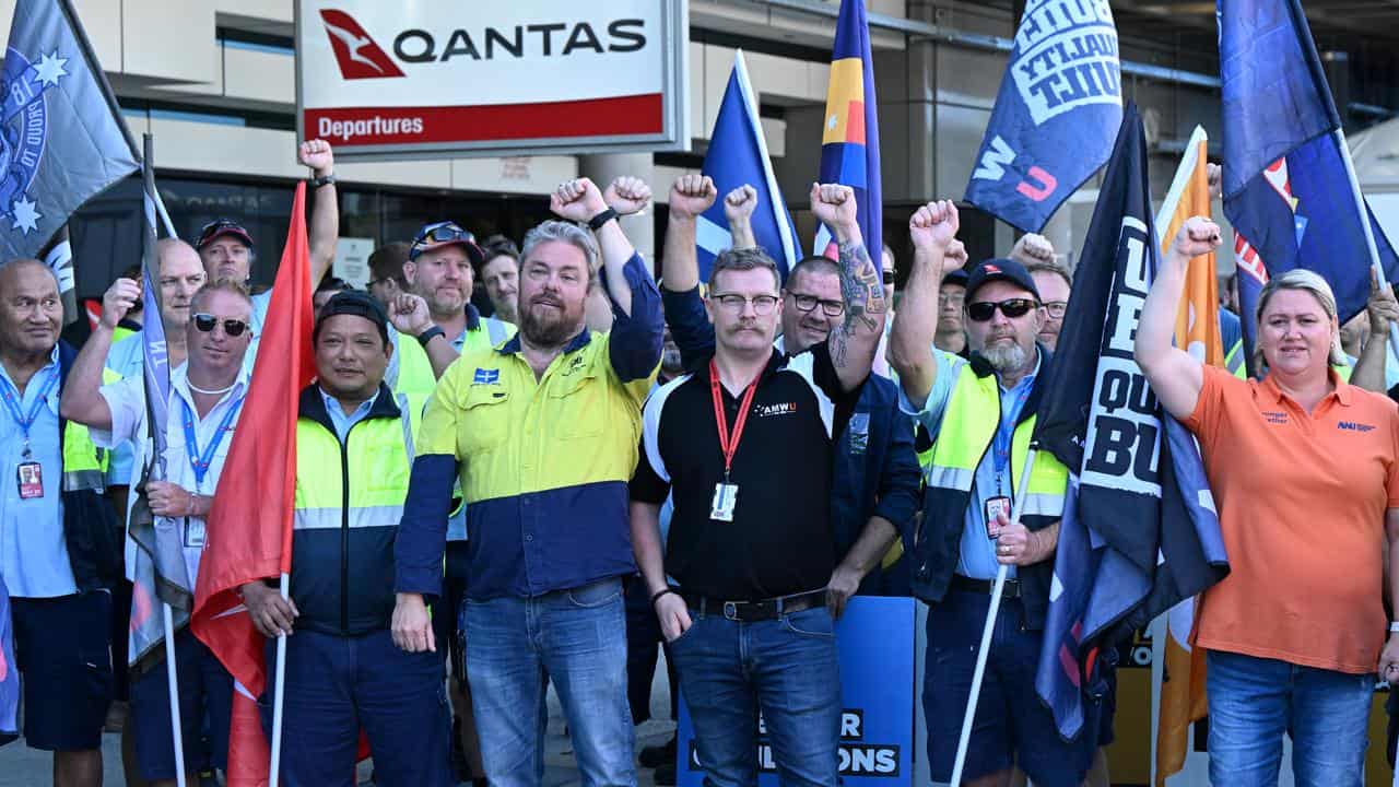 Qantas engineers and supporters participate in rally