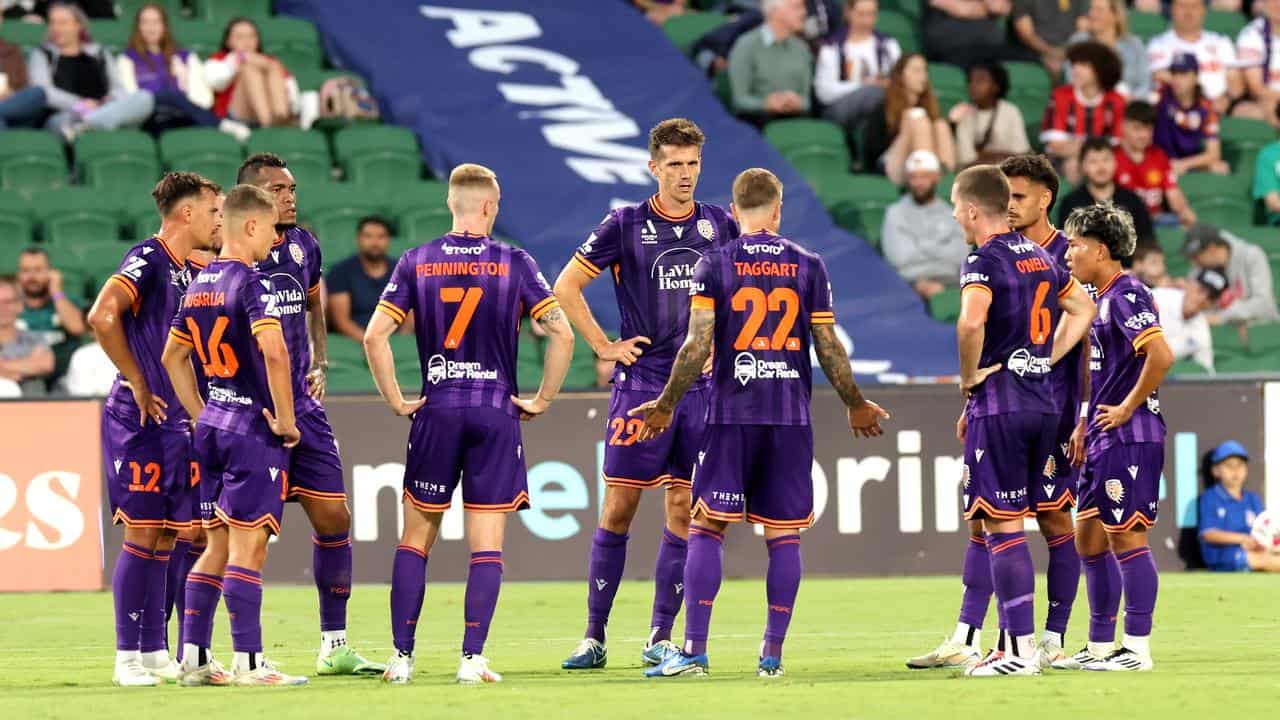 Glory players looking despondent during their loss to Newcastle.