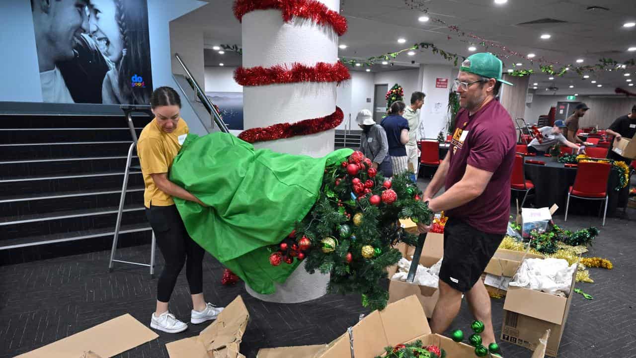 Volunteers help put us Christmas decorations