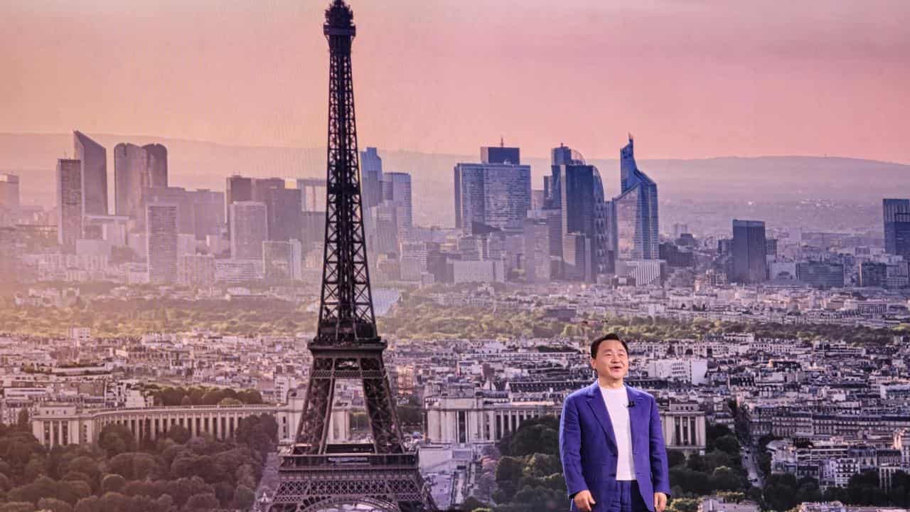 TM Roh speaks at a Samsung event with Eiffel Tower in background