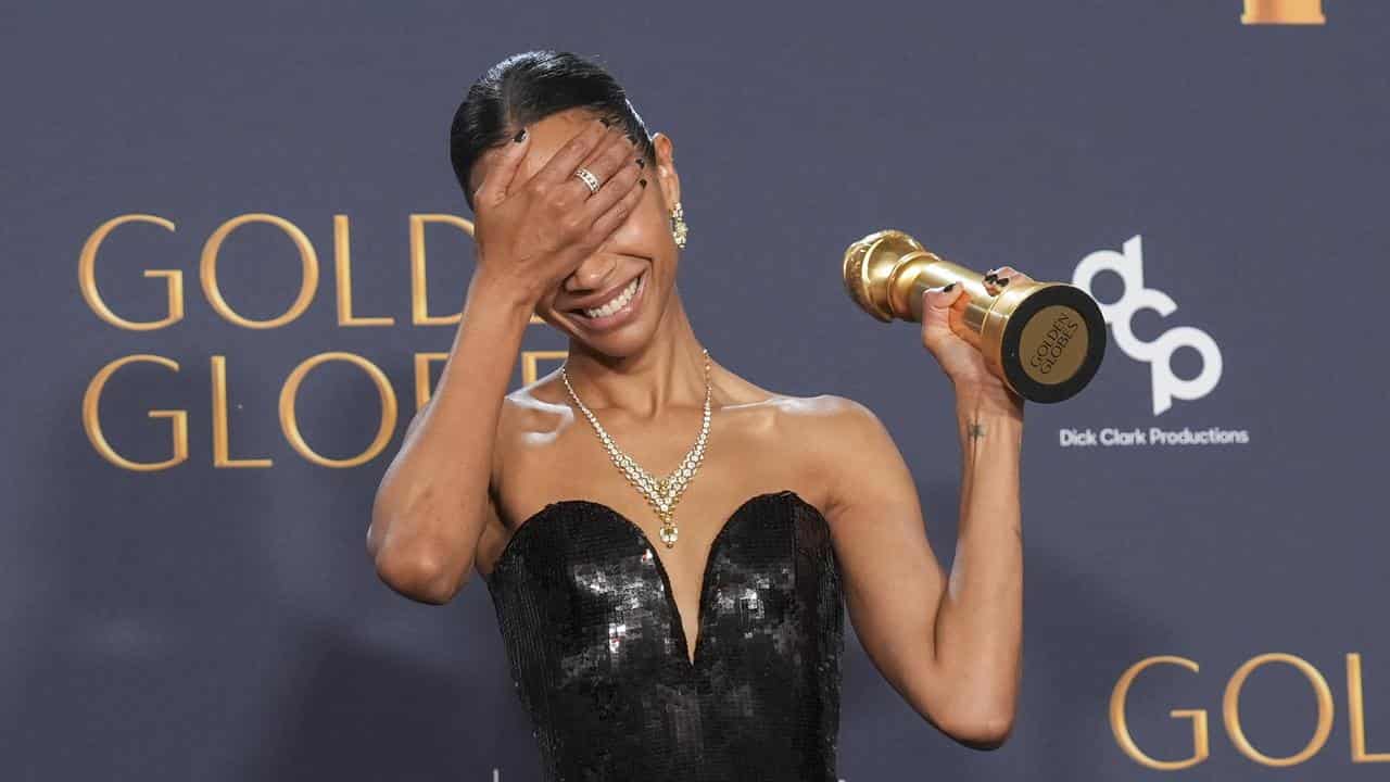 Zoe Saldana with her Golden Globe award