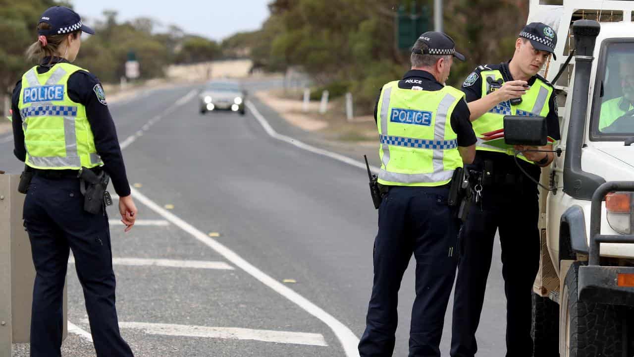 South Australian Police stopping vehicles near the SA border (file)