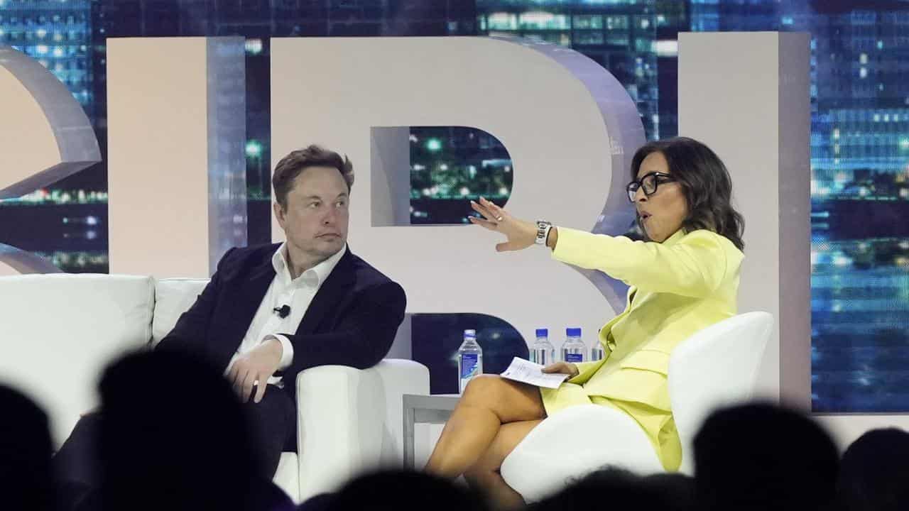 Elon Musk speaks with Linda Yaccarino (file)