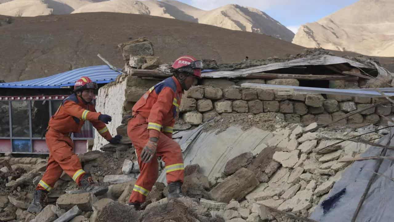 Search and rescue for survivors of an earthquake in Tibet