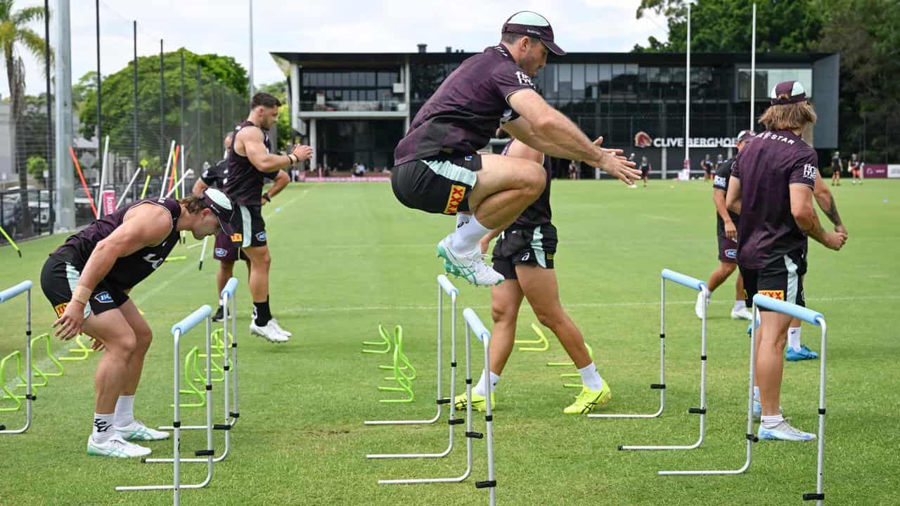 Ben Hunt (centre).