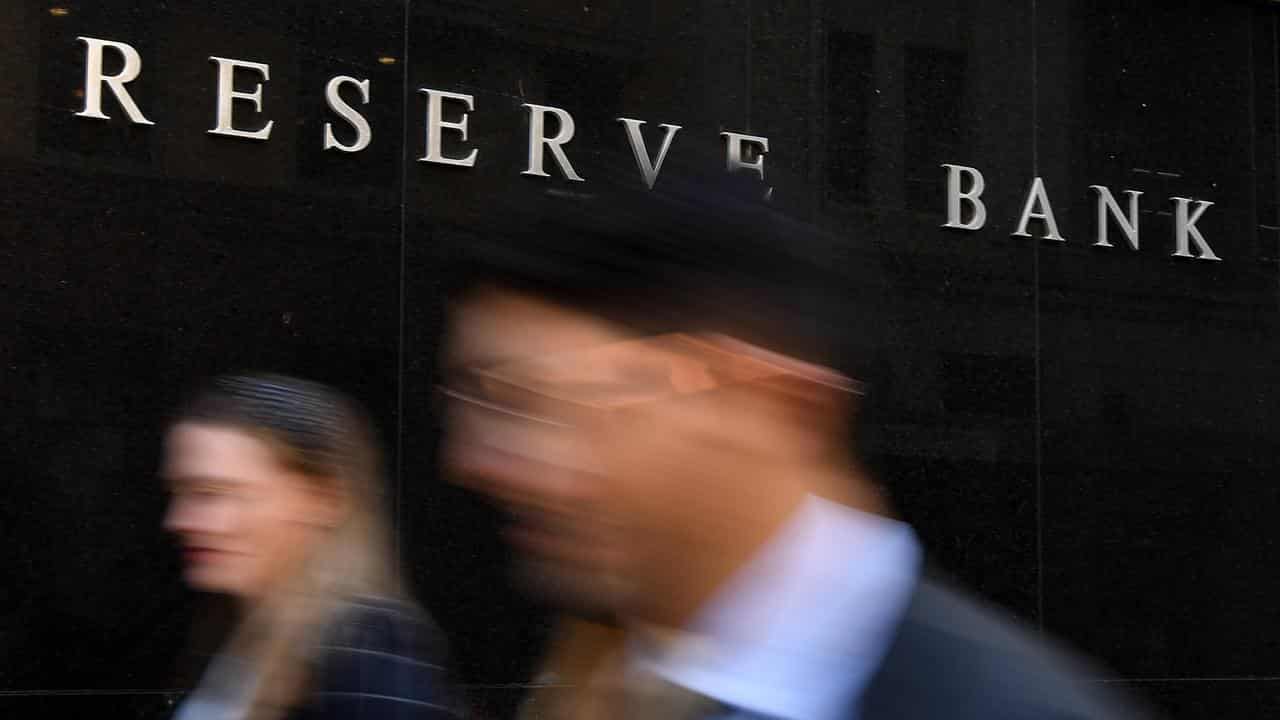 Pedestrians walk past the Reserve Bank of Australia (file)