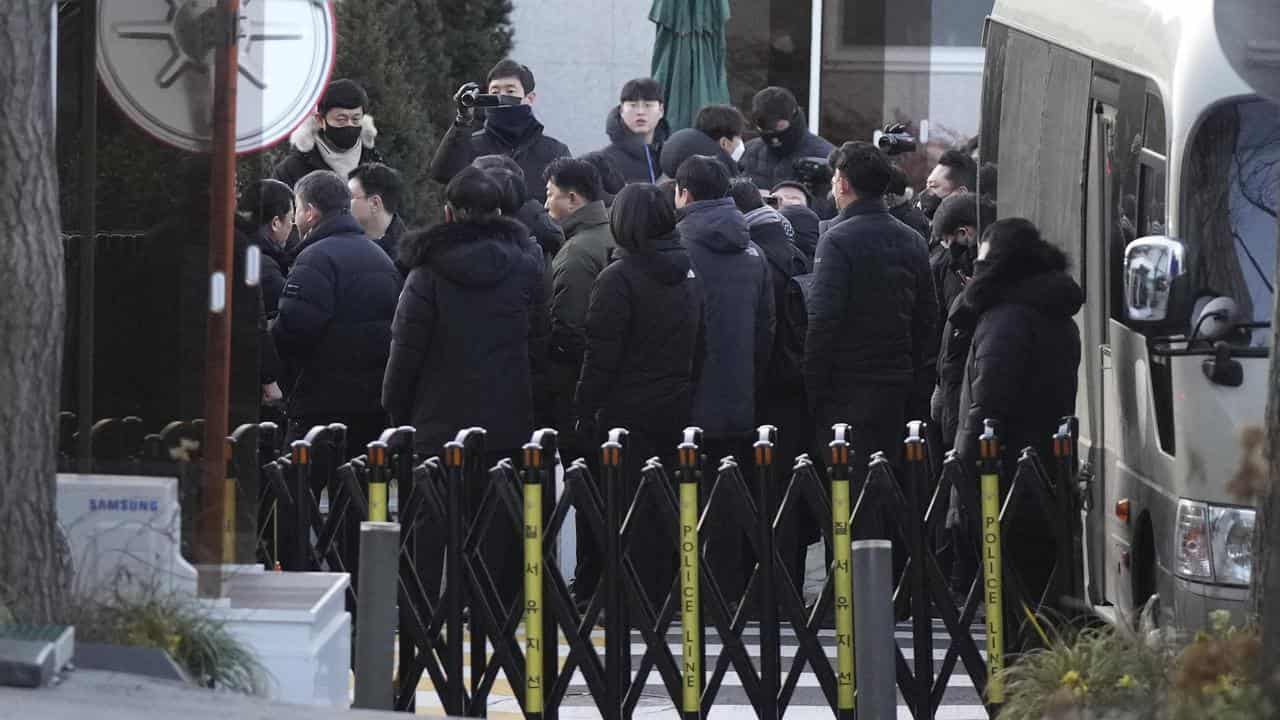 Investigators outside the South Korean president's residence in Seoul