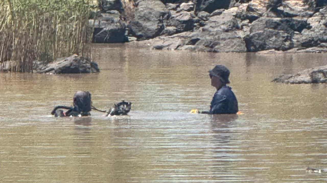 Police divers at Beardmore Dam.