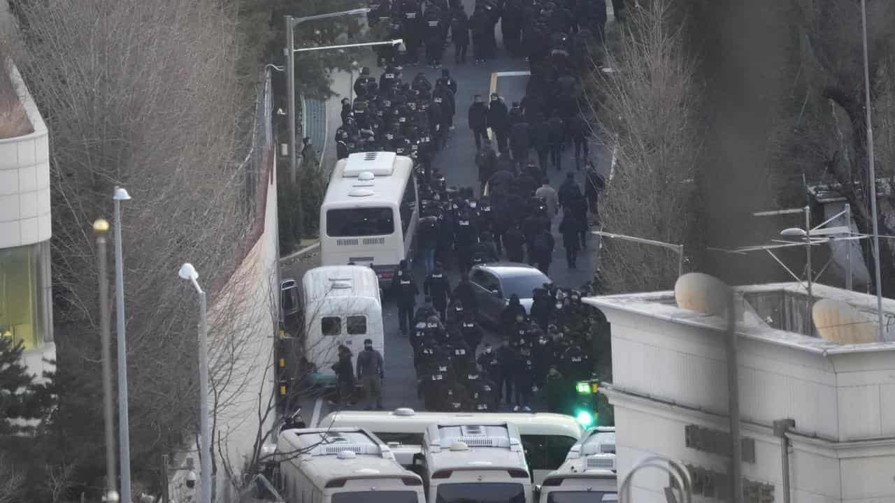 Investigators arrive at the South Korean president's residence