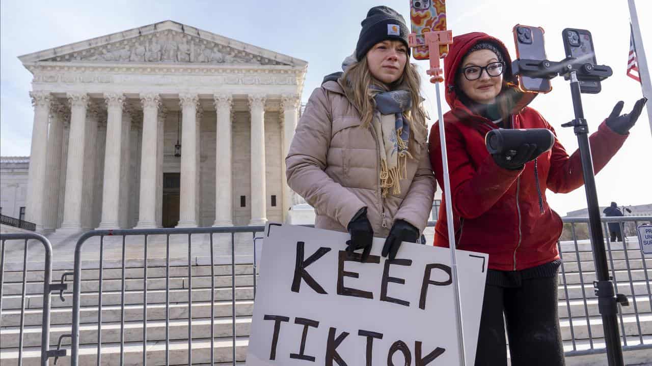 TikTok fans Sarah Baus (L) and Tiffany Cianci.