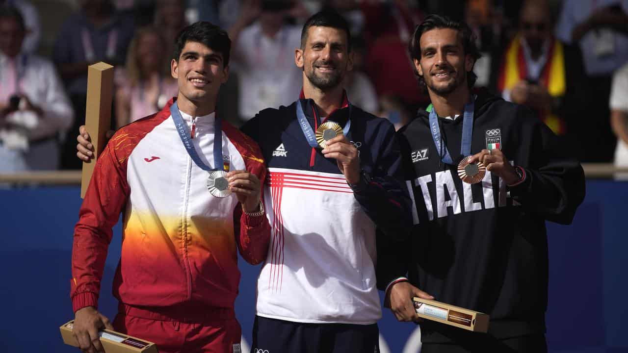 Carlos Alcaraz (L) and Novak Djokovic (centre) 