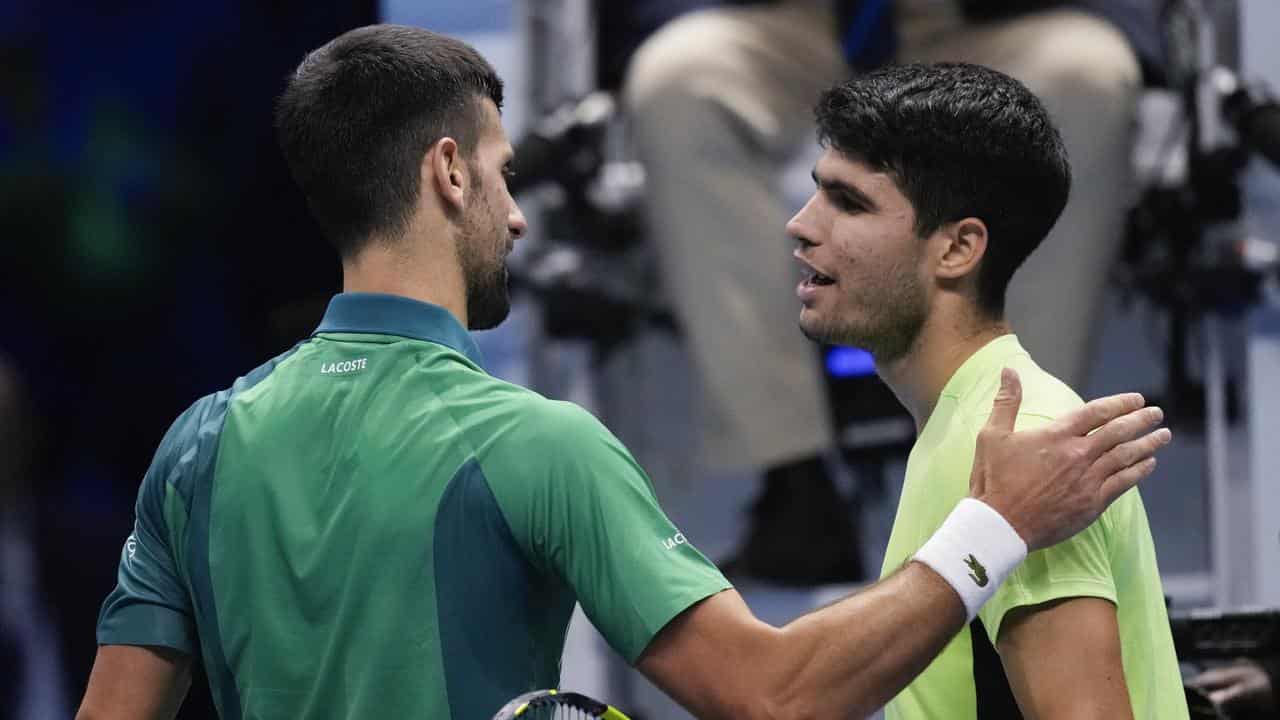 Novak Djokovic (L) and Carlos Alcaraz