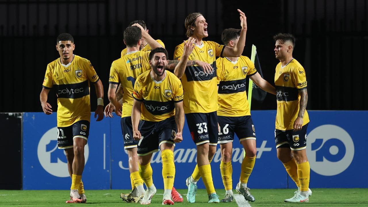 Central Coast's Nathan Paull (third right).