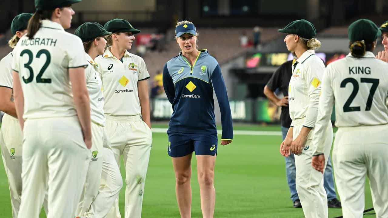 Ellyse Perry (centre).